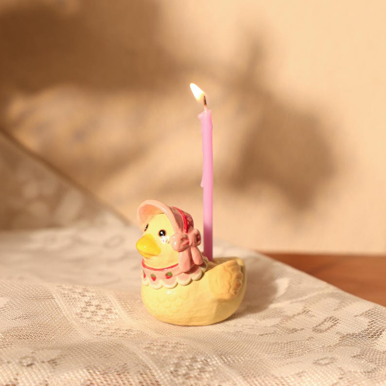 Niedlicher Keramik Enten Kerzenhalter mit rosa Haube und Schleife als Kuchen Topper für Geburtstag Party Dekoration