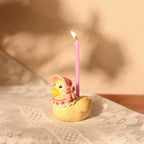 Niedlicher Keramik Enten Kerzenhalter mit rosa Haube und Schleife als Kuchen Topper für Geburtstag Party Dekoration
