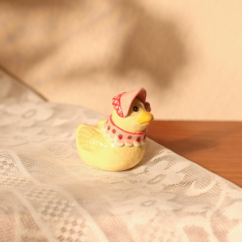 Niedlicher Keramik Enten Kerzenhalter mit rosa Haube und Schleife als Kuchen Topper für Geburtstag Party Dekoration