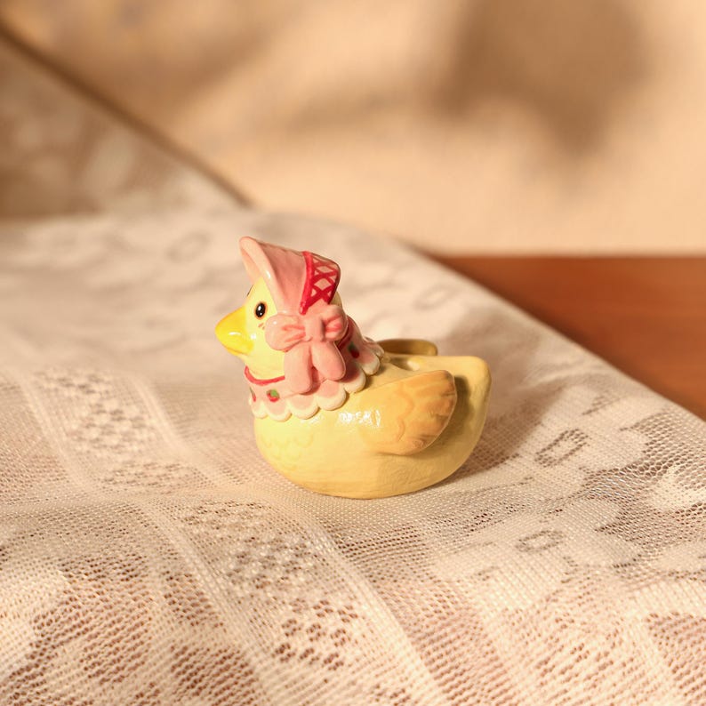 Niedlicher Keramik Enten Kerzenhalter mit rosa Haube und Schleife als Kuchen Topper für Geburtstag Party Dekoration