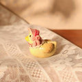 Niedlicher Keramik Enten Kerzenhalter mit rosa Haube und Schleife als Kuchen Topper für Geburtstag Party Dekoration