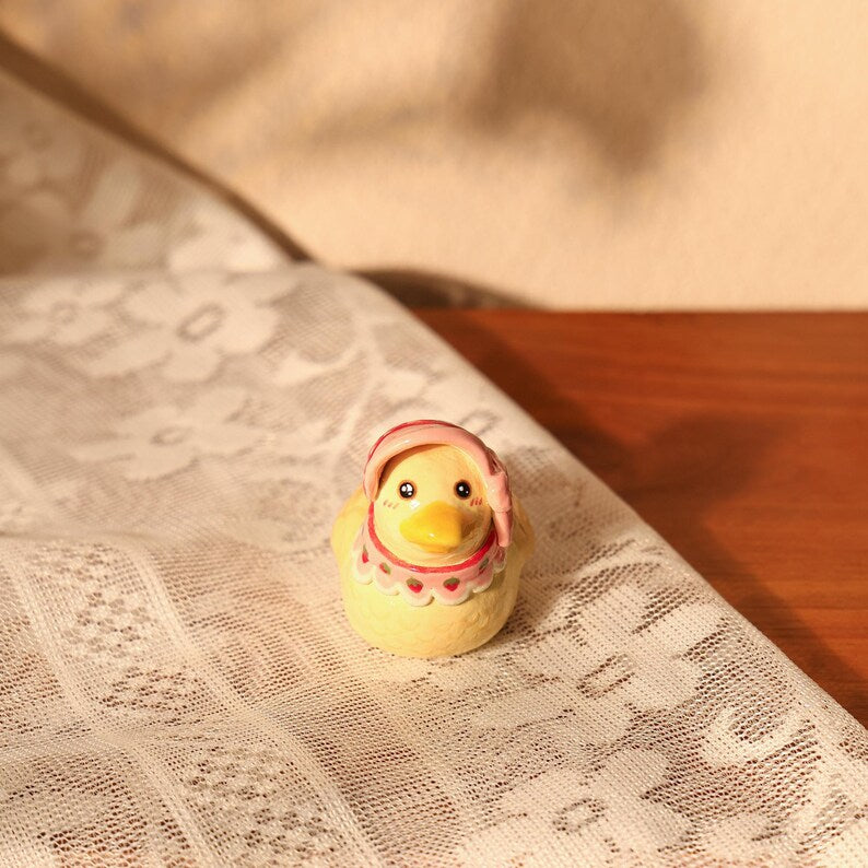 Niedlicher Keramik Enten Kerzenhalter mit rosa Haube und Schleife als Kuchen Topper für Geburtstag Party Dekoration