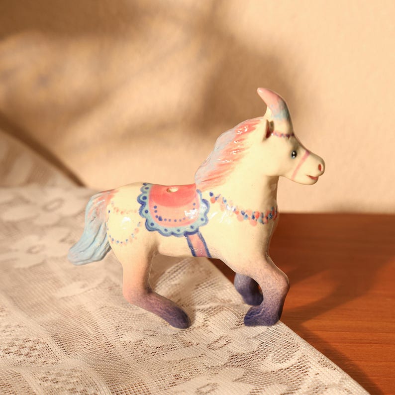Handgemachter Kerzenhalter / Tortenhalter mit Einhorn - Pastell Partyhut, Cake Topper für Geburtstage