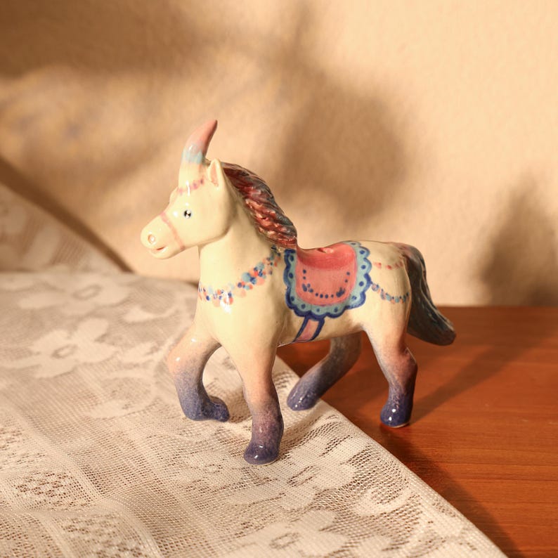 Handgemachter Kerzenhalter / Tortenhalter mit Einhorn - Pastell Partyhut, Cake Topper für Geburtstage