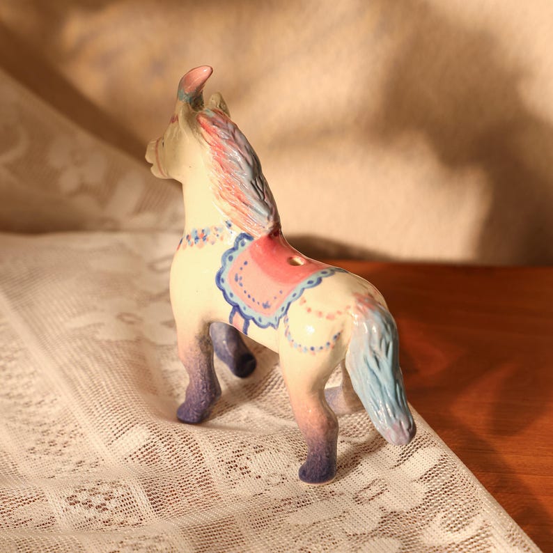 Handgemachter Kerzenhalter / Tortenhalter mit Einhorn - Pastell Partyhut, Cake Topper für Geburtstage