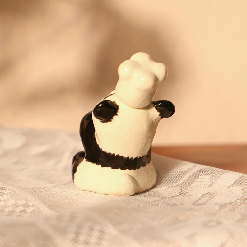 Handgefertigter Panda-Kuchenkerzenhalter aus Keramik, niedlicher Panda mit Kochmütze, der Kerze hält, Kuchendekoration