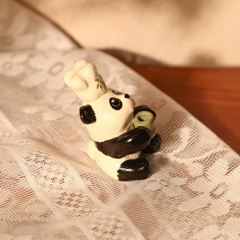 Handgefertigter Panda-Kuchenkerzenhalter aus Keramik, niedlicher Panda mit Kochmütze, der Kerze hält, Kuchendekoration