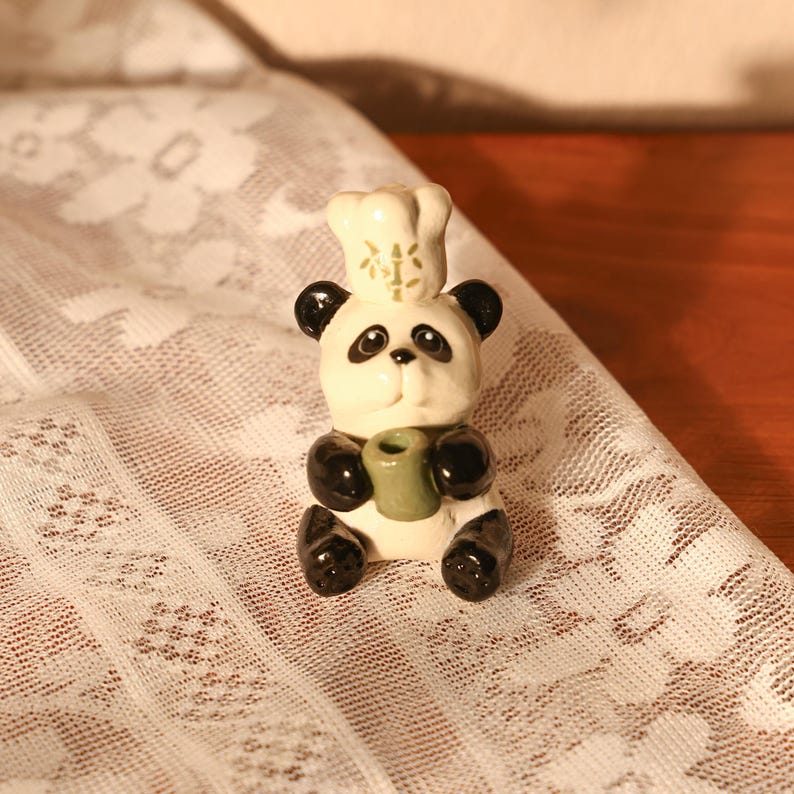 Handgefertigter Panda-Kuchenkerzenhalter aus Keramik, niedlicher Panda mit Kochmütze, der Kerze hält, Kuchendekoration