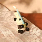 Handgefertigter Panda-Kuchenkerzenhalter aus Keramik, niedlicher Panda mit Kochmütze, der Kerze hält, Kuchendekoration