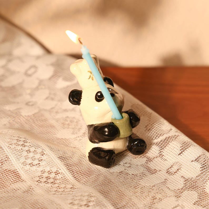 Handgefertigter Panda-Kuchenkerzenhalter aus Keramik, niedlicher Panda mit Kochmütze, der Kerze hält, Kuchendekoration