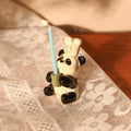 Handgefertigter Panda-Kuchenkerzenhalter aus Keramik, niedlicher Panda mit Kochmütze, der Kerze hält, Kuchendekoration