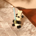 Handgefertigter Panda-Kuchenkerzenhalter aus Keramik, niedlicher Panda mit Kochmütze, der Kerze hält, Kuchendekoration