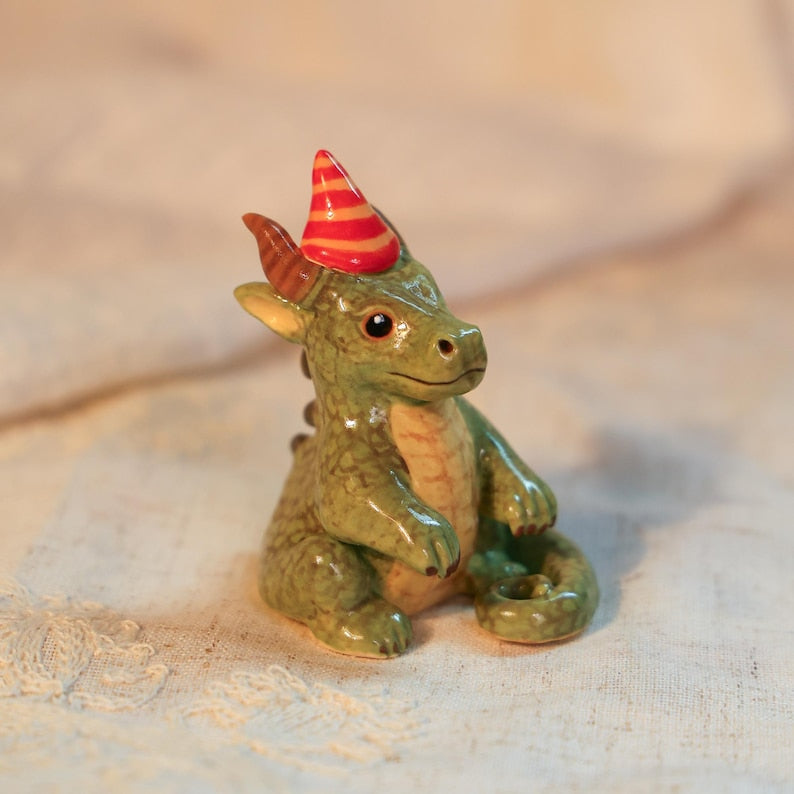 Handgefertigte grüne Keramik-Drachen-Kerzenhalter mit Partyhut für Kinder, Fantasy-Geburtstagsdekoration