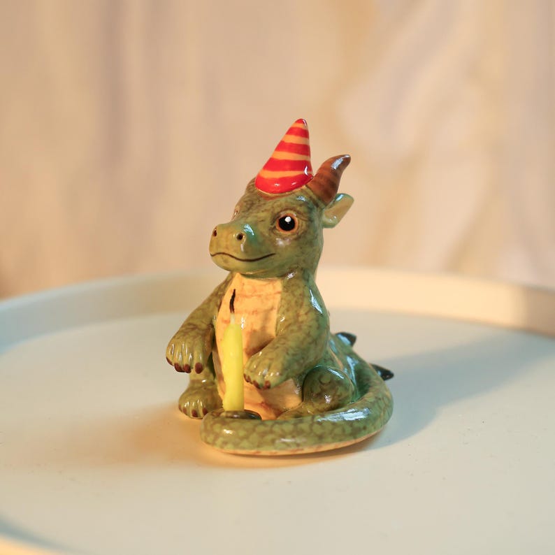 Handgefertigte grüne Keramik-Drachen-Kerzenhalter mit Partyhut für Kinder, Fantasy-Geburtstagsdekoration