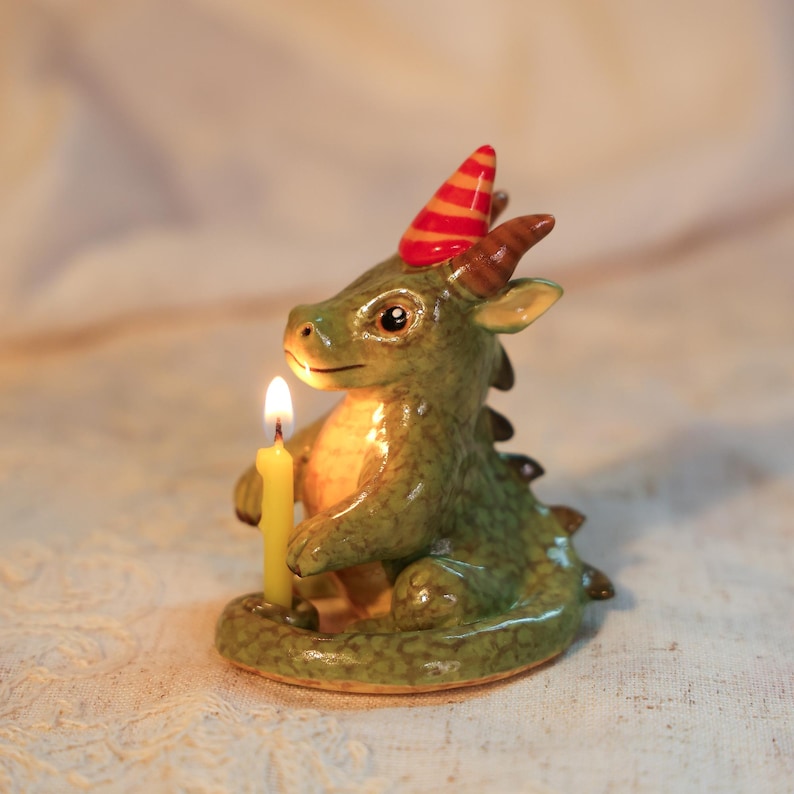 Handgefertigte grüne Keramik-Drachen-Kerzenhalter mit Partyhut für Kinder, Fantasy-Geburtstagsdekoration