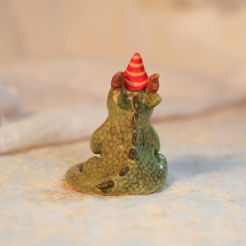 Handgefertigte grüne Keramik-Drachen-Kerzenhalter mit Partyhut für Kinder, Fantasy-Geburtstagsdekoration