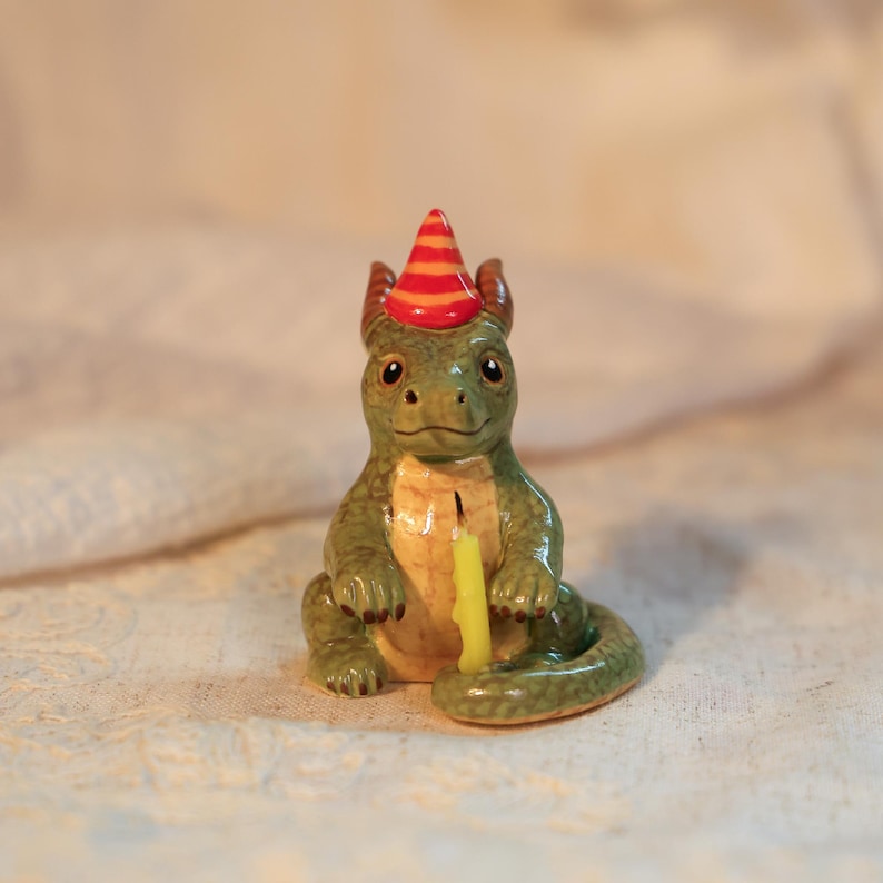 Handgefertigte grüne Keramik-Drachen-Kerzenhalter mit Partyhut für Kinder, Fantasy-Geburtstagsdekoration