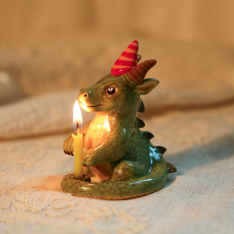 Handgefertigte grüne Keramik-Drachen-Kerzenhalter mit Partyhut für Kinder, Fantasy-Geburtstagsdekoration