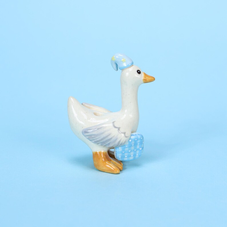 Handbemalte Keramik Gans Kuchendeckel mit blauer Schlafmütze, handgefertigte Porzellanfigur, Kerzenhalter
