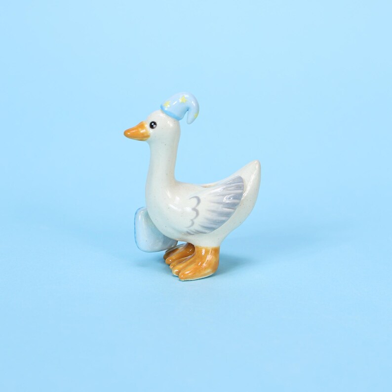 Handbemalte Keramik Gans Kuchendeckel mit blauer Schlafmütze, handgefertigte Porzellanfigur, Kerzenhalter