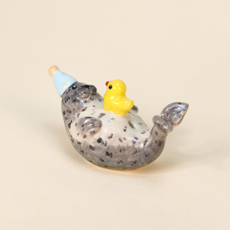Handgemachte Keramik Robbe Kerzenhalter mit Wasserball Gelb Ente Geburtstagskuchen Topper Hochzeitsgeschenk Party Dekoration