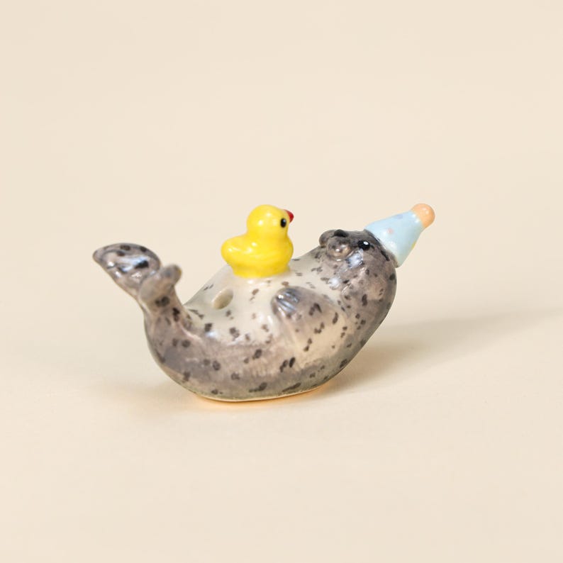 Handgemachte Keramik Robbe Kerzenhalter mit Wasserball Gelb Ente Geburtstagskuchen Topper Hochzeitsgeschenk Party Dekoration