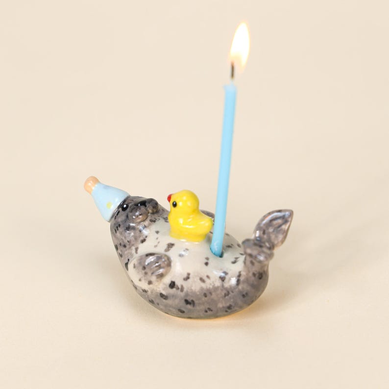 Handgemachte Keramik Robbe Kerzenhalter mit Wasserball Gelb Ente Geburtstagskuchen Topper Hochzeitsgeschenk Party Dekoration