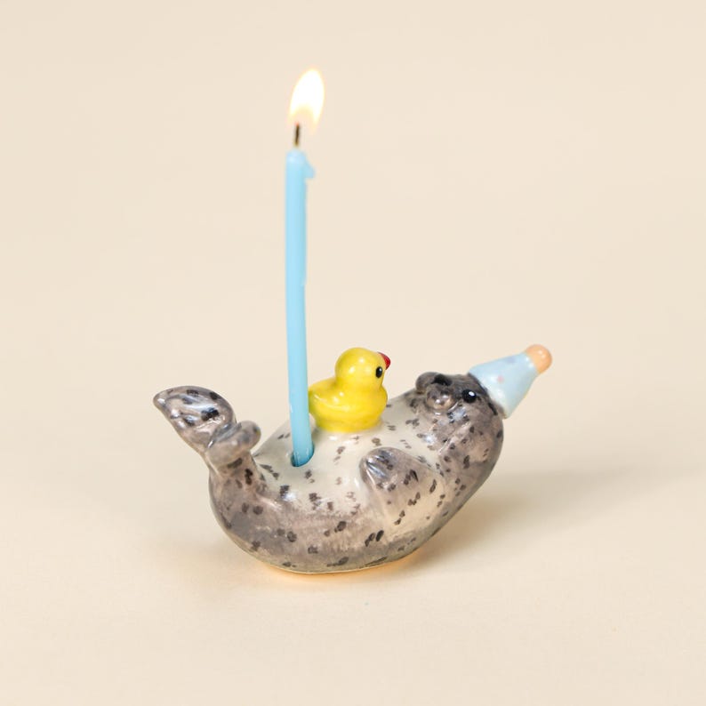 Handgemachte Keramik Robbe Kerzenhalter mit Wasserball Gelb Ente Geburtstagskuchen Topper Hochzeitsgeschenk Party Dekoration