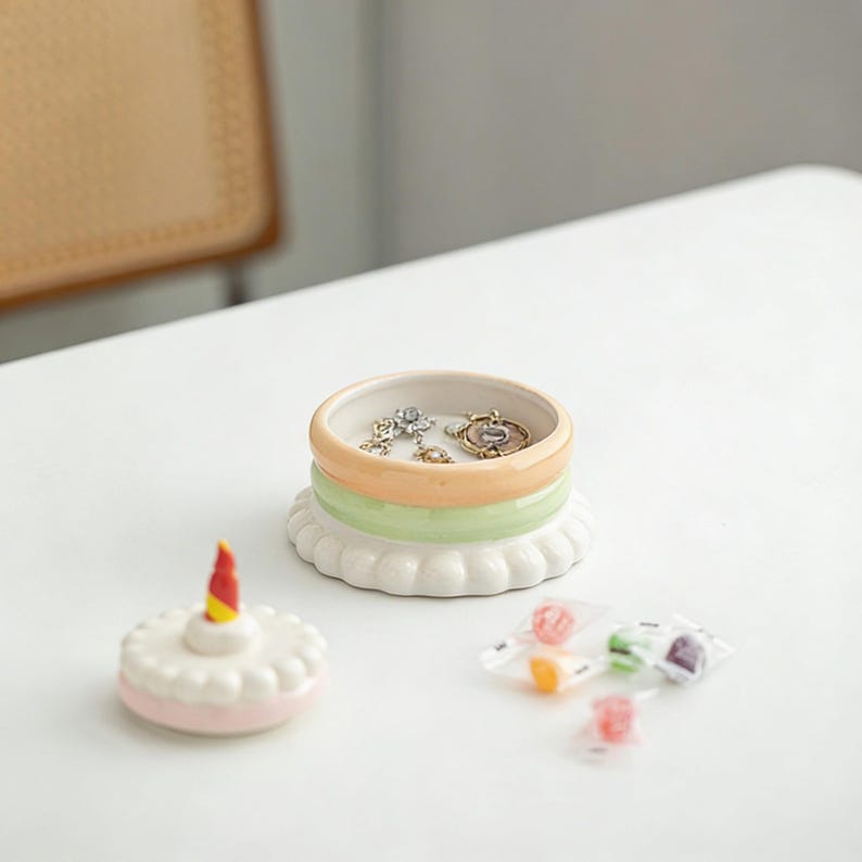 Keramik Geburtstagstorte Schmuckbox Pastell Regenbogen Layer Kuchen Schmuckschatulle Kawaii Aufbewahrungsbox mit Kerze