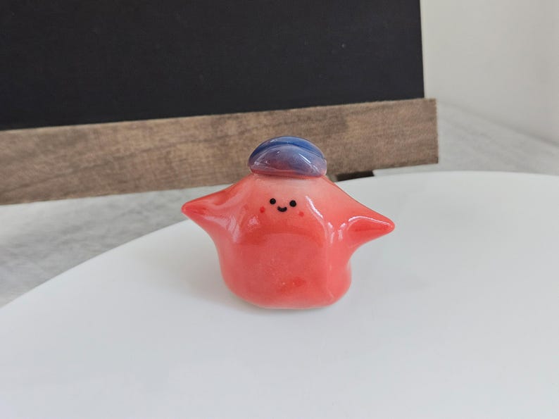 Keramik-Figurine Little Kerl mit Hut - Handgefertigt, 1-2 Zoll, Schreibtisch Dekor