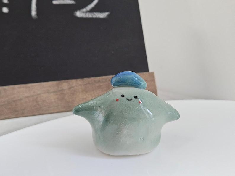 Keramik-Figurine Little Kerl mit Hut - Handgefertigt, 1-2 Zoll, Schreibtisch Dekor