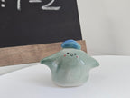 Keramik-Figurine Little Kerl mit Hut - Handgefertigt, 1-2 Zoll, Schreibtisch Dekor