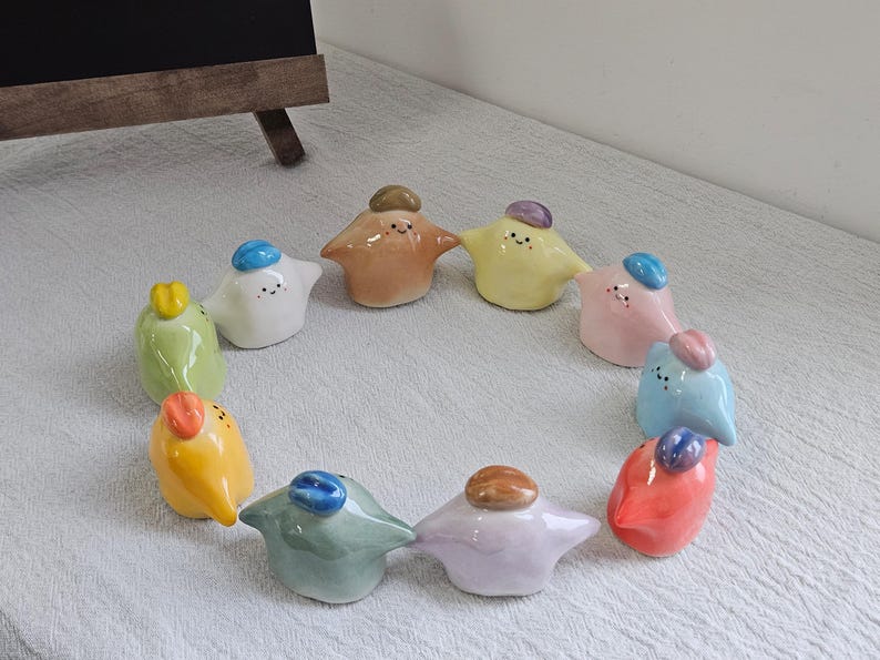 Keramik-Figurine Little Kerl mit Hut - Handgefertigt, 1-2 Zoll, Schreibtisch Dekor