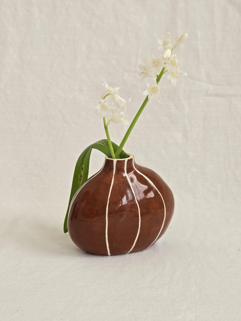 Handgefertigte Keramikvase mit weißen Streifen 8,25 cm Höhe Tischdeko
