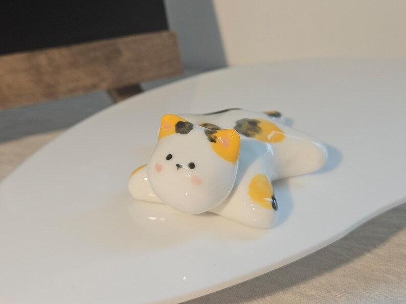 Handgefertigte Keramik Liegekatze Figur 2-3 Zoll, glänzend glasiert, Desktop Dekoration, Katzenliebhaber Geschenk