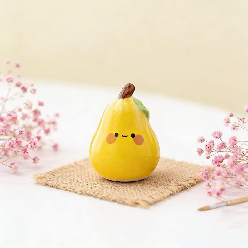 Keramik-Birnenfigur - Kawaii lächelnder Obst-Schreibtisch-Buddy, minimalistisches Zen-Dekor