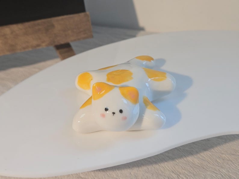 Handgefertigte Keramik Liegekatze Figur 2-3 Zoll, glänzend glasiert, Desktop Dekoration, Katzenliebhaber Geschenk