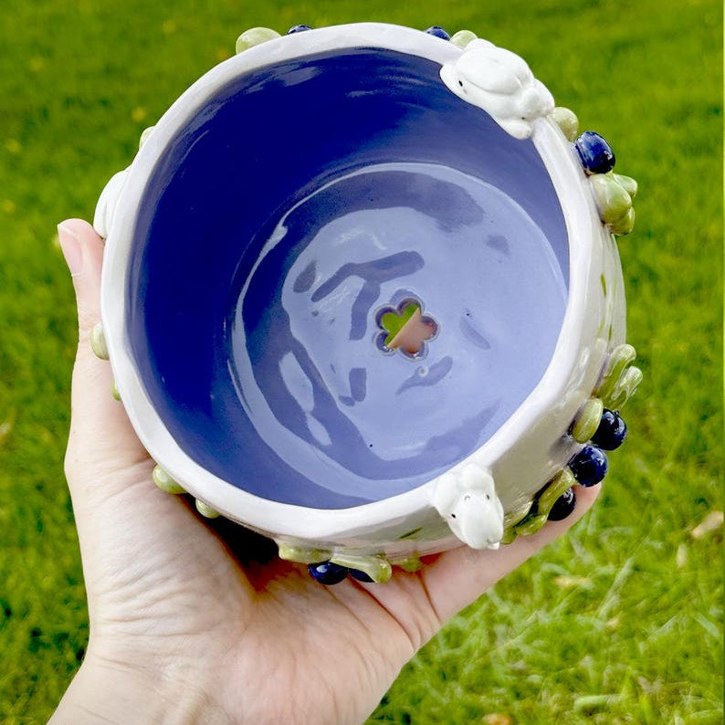 Handgemachter Keramik Übertopf mit Osterhasen-Häschen, Grün, Blumentopf mit Ablaufloch