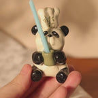 Handgefertigter Panda-Kuchenkerzenhalter aus Keramik, niedlicher Panda mit Kochmütze, der Kerze hält, Kuchendekoration